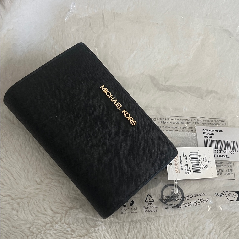 NWT Michael Kors Medium Crossgrain Leather Wallet Black-with gold logo - Picture 8 of 9